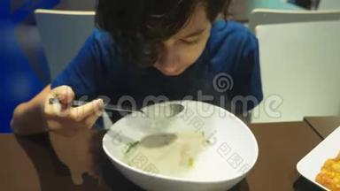 虾汤是泰国菜，味道酸辣.. 男人在餐馆的<strong>桌子</strong>上吃<strong>山</strong>药。 特写镜头。 概念